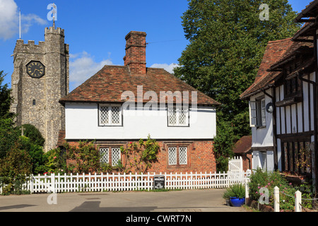 Cottage avec clôture blanche et St Mary's Church tower dans la ville médiévale de Kentish place du village sur le chemin des pèlerins. Chilham Angleterre Kent Royaume-Uni Grande-Bretagne Banque D'Images