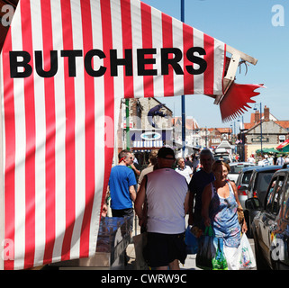 Les bouchers d'un magasin sur une longue high street au Royaume-Uni. Banque D'Images