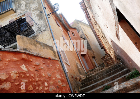 Immeuble ancien de maisons dans le Roussillon ville, département de Vaucluse, région de la Provence en France Banque D'Images