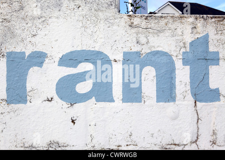 'Lettrage' rant, style pochoir peinture bleu ciel sur un mur blanc, l'effritement et distressed look, Cornwall, UK Banque D'Images