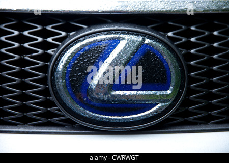 Blue Silver Lexus (marque automobile) logo couverte de pluie. Banque D'Images
