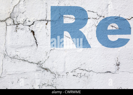 Re 'lettrage', style pochoir peinture bleu ciel sur un mur blanc, l'effritement et distressed look, Cornwall, UK Banque D'Images