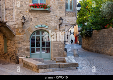 Restaurant au petit matin et la rue à Carcassonne, Languedoc-Roussillon, France Banque D'Images