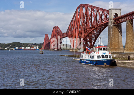 L'emblématique Forth Rail Bridge vu de la promenade South Queensferry avec Maid de la de l'avant en tenant sur les passagers de croisière Banque D'Images