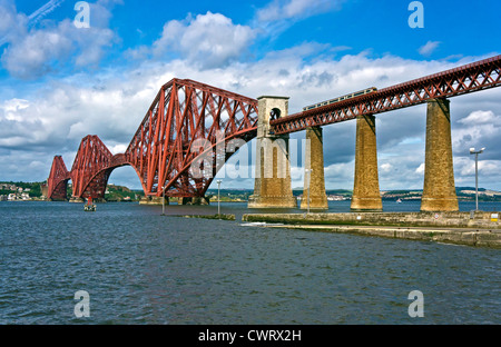 L'emblématique Forth Rail Bridge vu de la promenade South Queensferry avec Scotrail Class 179 Turbostar en direction nord Banque D'Images