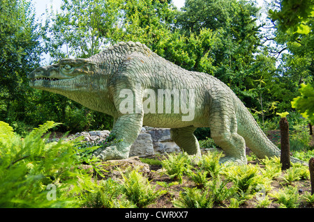 Megalosaurus - Crystal Palace Park dinosaures par le sculpteur Benjamin Waterhouse Hawkins Banque D'Images