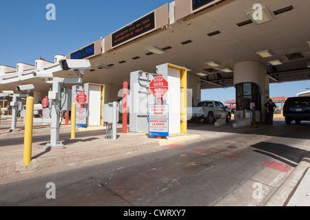 Chante bilingue en anglais et en espagnol avec l'information à la Laredo (Texas) port d'entrée du Mexique Banque D'Images