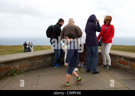 Les touristes à Windy Point d'observation sur dunnett head point le plus au nord de la Grande-Bretagne ecosse uk Banque D'Images