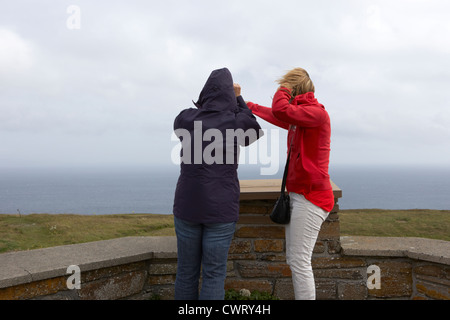 Deux femmes touristes à Windy Point d'observation sur dunnett head point le plus au nord de la Grande-Bretagne ecosse uk Banque D'Images