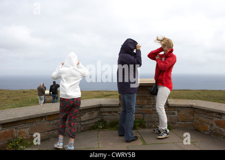 Les touristes à Windy Point d'observation sur dunnett head point le plus au nord de la Grande-Bretagne ecosse uk Banque D'Images