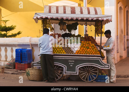 L'Inde, l'Elk201-1091, Goa Panaji, vendeur de fruits Banque D'Images