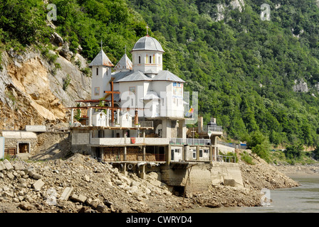 Mracuna roumaine monastère dans les gorges des Portes de fer sur le Danube entre la Roumanie et la Serbie Banque D'Images