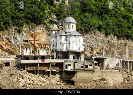 Mracuna roumaine monastère dans les gorges des Portes de fer sur le Danube entre la Roumanie et la Serbie Banque D'Images