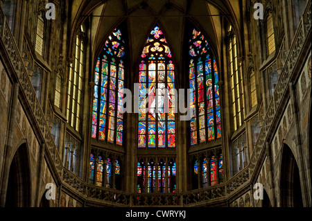 Les vitraux au-dessus de l'autel, La Cathédrale Saint-Guy (Katedrala Sv. Vita) dans le complexe de la Place du Château de Prague. Banque D'Images