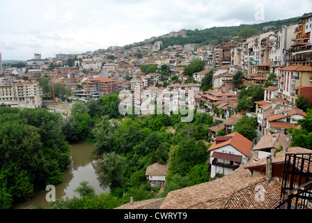 Maisons sur la rive de la rivière Yantra dans la vieille ville de Veliko Tarnovo, dans le Nord de la Bulgarie Banque D'Images