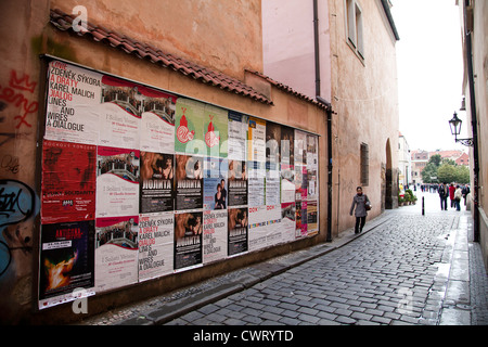 Prague, République tchèque : scène de rue typique, avec affichage et les graffiti, près de la place de la vieille ville. Banque D'Images