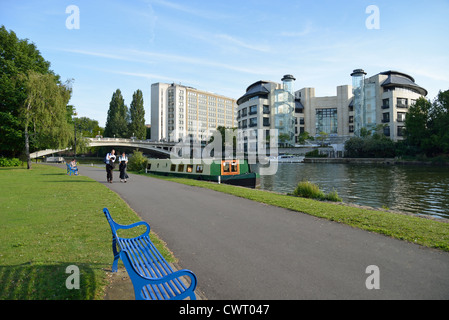 Sur le chemin de la rivière Tamise, Christchurch Meadows, Caversham, Reading, Berkshire, Angleterre, Royaume-Uni Banque D'Images