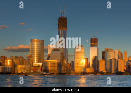 Le soleil couchant se reflète sur les bâtiments de la World Financial Center et le cours de construction World Trade Centre Banque D'Images