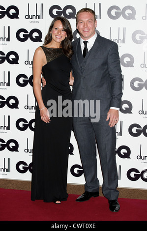 Chris Hoy Hoy Sarra et arrivent pour le GQ Men of the Year Awards à Londres centrale un lieu d'exposition. Banque D'Images