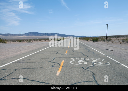 Bouclier Route 66 peint sur la surface de la route Route 66 déclassés est de Ludlow, en Californie. Banque D'Images