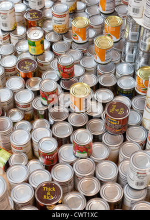 Aliments en conserve empilés Banque D'Images