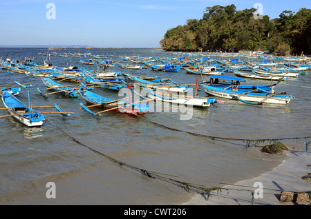 Outrigger bateaux de pêche sur la plage à ancré à Pangandaran, Ouest de Java Banque D'Images