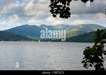 Windermere avec Fairfield Horseshoe fells avec bateaux à voile Banque D'Images