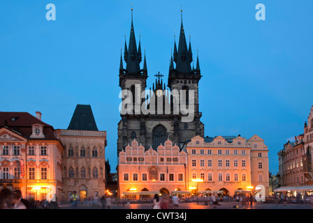 Prague - L'église de la Mère de Dieu de Týn dans Old Town Square - Staromestske namesti - Vue de nuit Banque D'Images