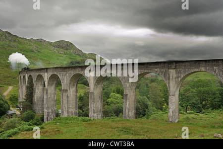 Un nuage de vapeur signale l'arrivée du train à vapeur Jacobite sur le viaduc de Glenfinnan Banque D'Images