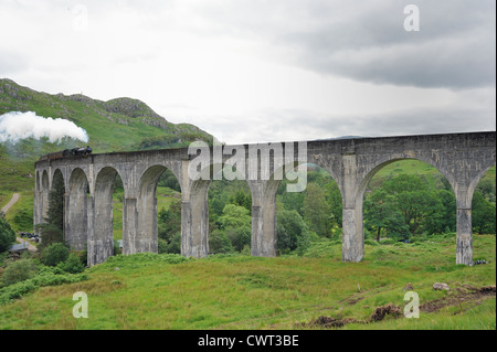 Un nuage de vapeur signale l'arrivée du train à vapeur Jacobite sur le viaduc de Glenfinnan Banque D'Images