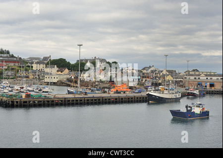 Bateaux dans le port de Malaig avec en arrière-plan Banque D'Images