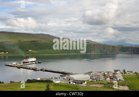 Car-ferry de Skye à North Uist dans Uig Harbour Banque D'Images