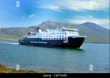 Car-ferry MV Hebrides arrivant à Lochmaddy sur North Uist, Outer Hebrides Banque D'Images