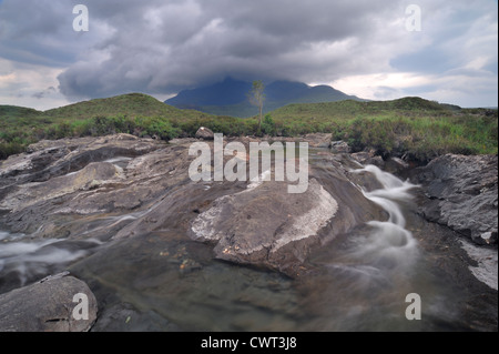 Rivière qui coule près des montagnes en toile de fond Banque D'Images