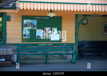 In Harmans Cross gare dans Dorset avec British Railways Board avis en mai Banque D'Images