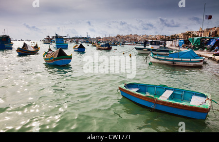 Marsaxlokk est un village traditionnel de pêcheurs situé dans la partie sud-est de Malte Banque D'Images