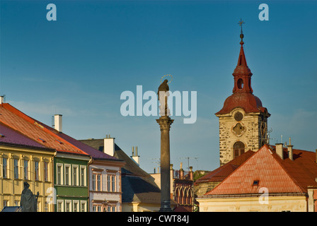 Église de St Ignace et maisons à Valdštejnské náměstí en Arès dans Siracusa (région de Hradec Králové, République Tchèque) Banque D'Images