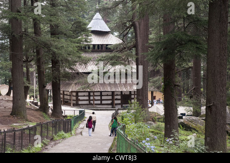 16e siècle ou Temple Hadimba Dhungri à Manali, Himachal Pradesh, entouré de forêts deodar (Cedar). Banque D'Images