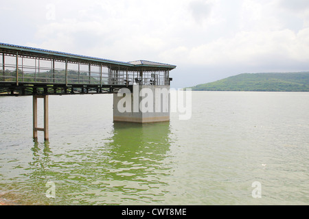 Réservoir d'eau et tuyau d'eau Banque D'Images