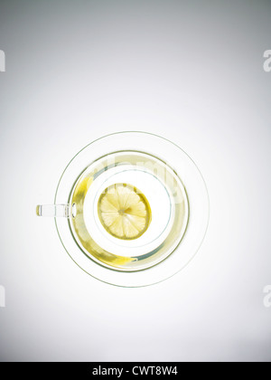 Tranche de citron dans une tasse de thé transparente de passage Banque D'Images