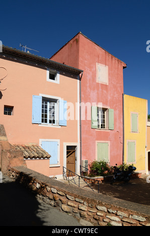 Maisons de village colorées à Roussillon dans le Parc régional du Luberon Provence France Banque D'Images