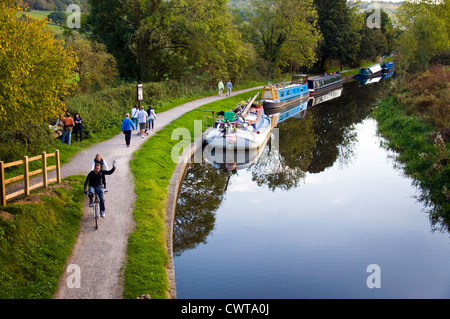 Dimanche après-midi, la marche et le vélo sur chemin de halage par Kennet and Avon Canal au Warleigh Banque D'Images