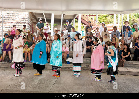 La danse sociale au Musée Iroquois Festival, Schoharie comté, État de New York Banque D'Images