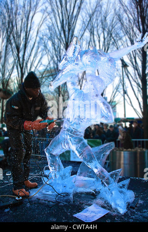 United Kingdom. L'Angleterre. Londres. Sculpteur sur Glace créant une sculpture de glace. Le Festival annuel de sculpture sur glace de Londres. Canary Wharf. Banque D'Images