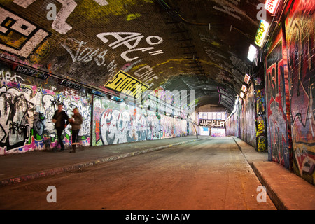 United Kingdom. L'Angleterre. Londres. Passage souterrain. Tunnel. La zone graffiti autorisé. Banque D'Images