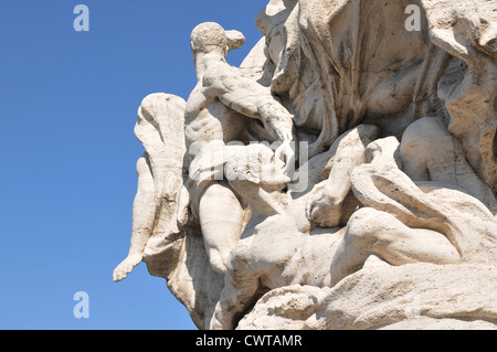 Détail architectural de statue représentant un soldat romain et de la famille contre le ciel bleu Banque D'Images