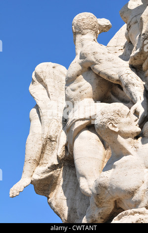 Détail architectural de statue représentant un soldat romain et de la famille contre le ciel bleu Banque D'Images