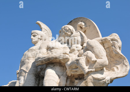 Détail architectural de statue représentant un soldat romain et de la famille contre le ciel bleu Banque D'Images