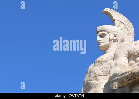 Détail architectural de statue représentant un soldat romain et de la famille contre le ciel bleu Banque D'Images