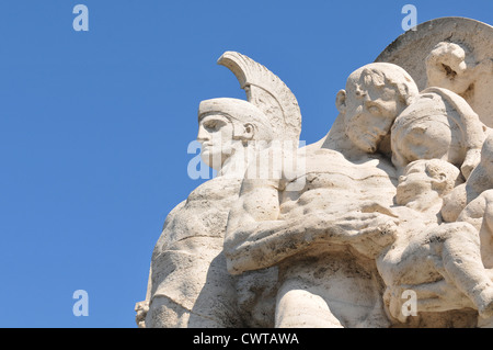 Détail architectural de statue représentant un soldat romain et de la famille contre le ciel bleu Banque D'Images